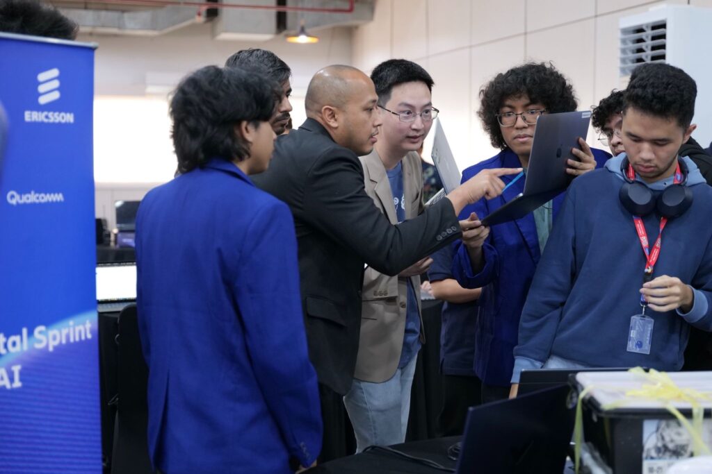Sesi mentoring menjadi wadah kolaborasi antara para praktisi dan inovator muda untuk menyempurnakan ide serta mengembangkan implementasi solusi berbasis 5G dan AI yang relevan dengan kebutuhan industri dan masyarakat.
