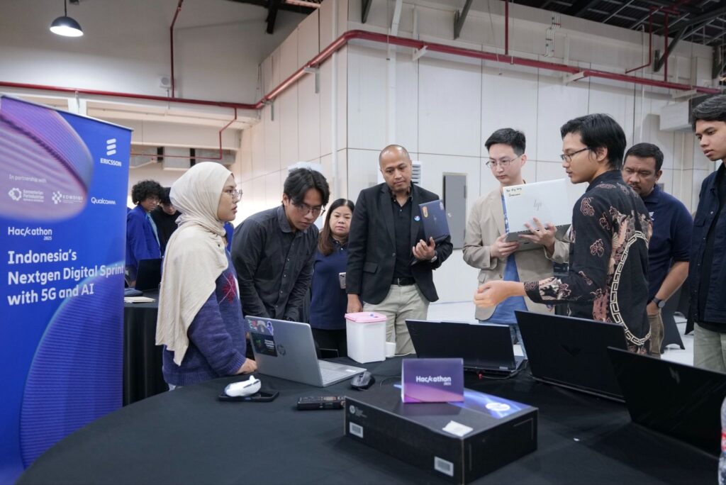 Para mentor memberikan pendampingan langsung kepada para peserta selama Hacking Day 2025.