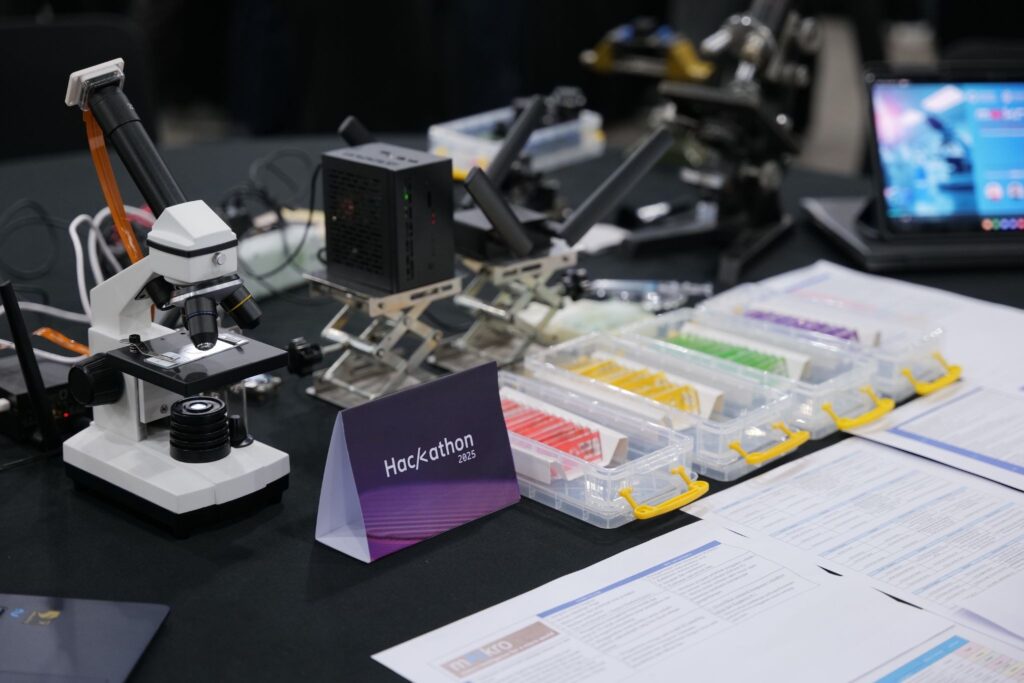 Peserta Hackathon sedang mengembangkan prototype inovatif berbasis 5G dan AI selama sesi Hacking Day yang diselenggarakan selama 24 jam di Gedung PIDI 4.0.