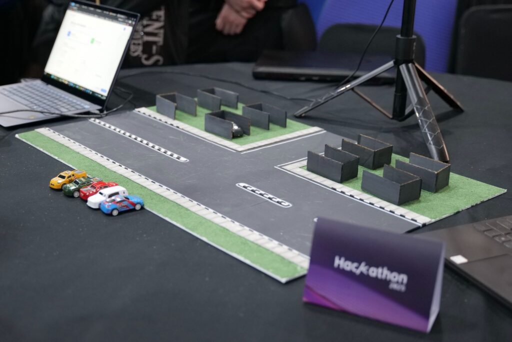 Acara ini menampilkan semangat kolaborasi, eksplorasi teknologi, dan dedikasi generasi muda dalam menciptakan solusi digital untuk efisiensi manufaktur hingga sistem energi surya pintar dan pengendalian lalu lintas adaptif berbasis AI.